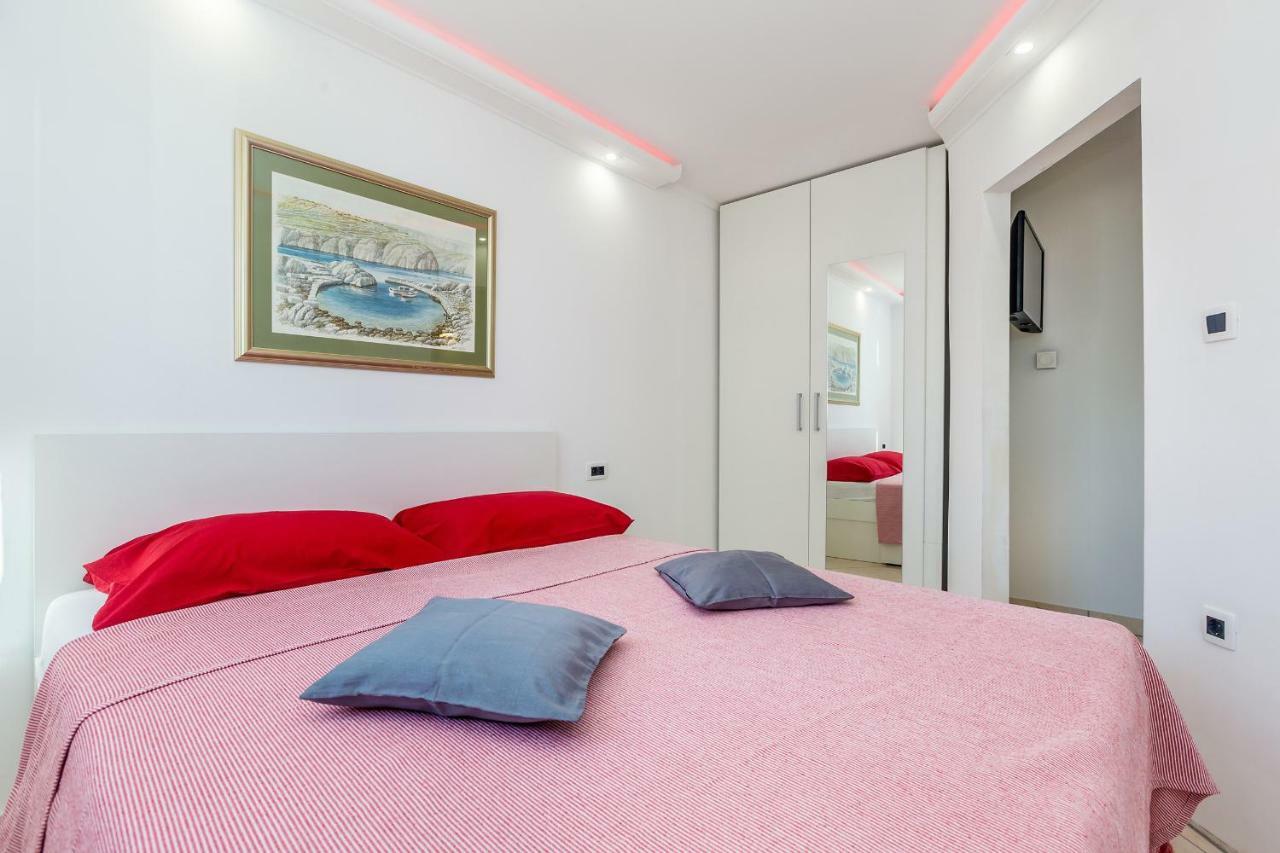 Apartments Jenny Pinezići Eksteriør bilde